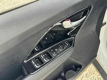 Продажа авто: Kia Niro: 2019 г., 1.6 л, Автомат, Бензин, Хэтчбэк — 4