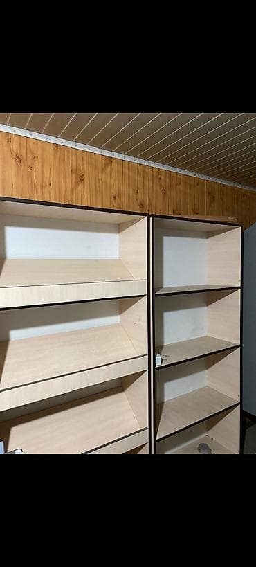 Торговые стеллажи из ЛДСП, цвет — светлое дерево с контрастной