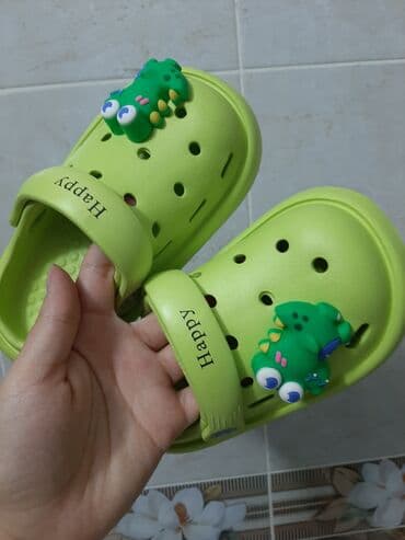 Пара салатовых детских сабо с ремешком "Happy" и украшениями в виде