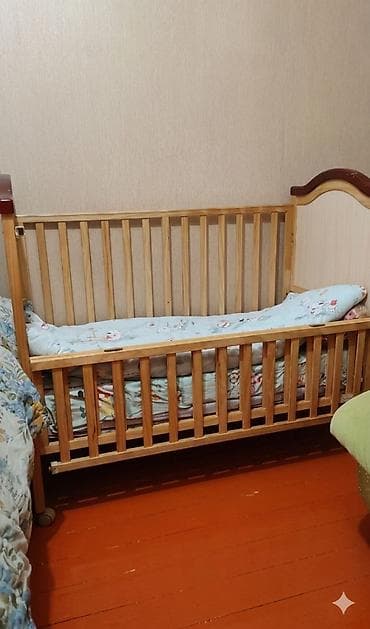 Детская кроватка с люлькой и матрасом. Особенности: - Размер