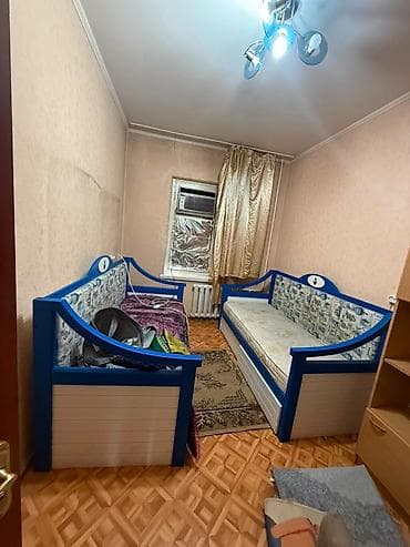 Двуспальная кровать с мягким изголовьем и зеркальной спинкой + два — 3