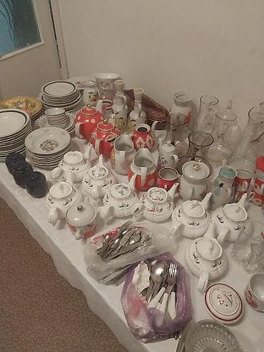 Чайники по 200сом. тарелки по 50сом. Самовар с чайником 2000сом