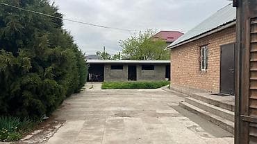 Продается дом с просторным двором и хозяйственными постройками. -