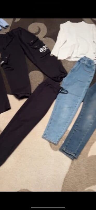 Предлагается лот разнообразной одежды, включающий брюки карго и джинсы