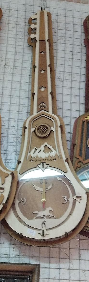 столы стулья диваны: Настенные часы в форме комузa (гитары), выполненные из дерева — 1