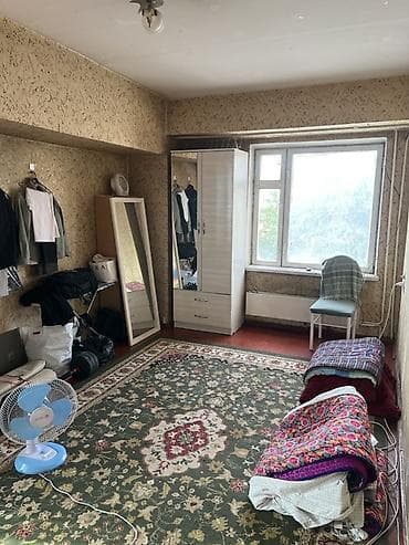один владелиц: Просторная комната с большим окном и видом на зелень. Особенности: - — 1