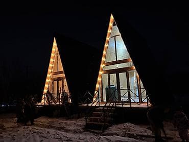 А-Frame домики с панорамным остеклением и архитектурной подсветкой -