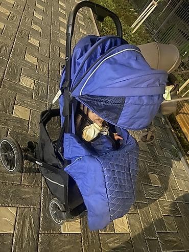 Прогулочная коляска с большим капюшоном и утеплённым чехлом на ножки