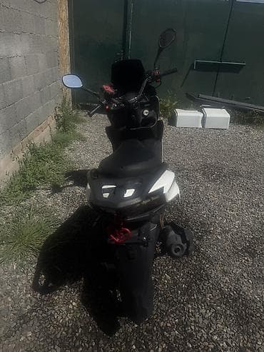 трехколесный мотороллер муравей: Скутер/мопед городского класса, бело‑черный, с высоким тонированным — 3