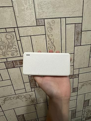 Внешний аккумулятор (power bank) белого цвета. Немного поцарапанный