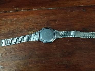 CASIO A168WA — классические цифровые часы с металлическим браслетом