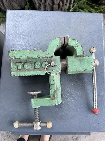 тиски большие: Столярно-слесарные тиски с креплением к столешнице (струбцина). - — 1