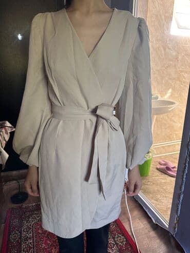 Киреге берилүүчү кийимдер: Күнүмдүк көйнөк, Кыска модель, Ылдый жагы ачык, S — 1