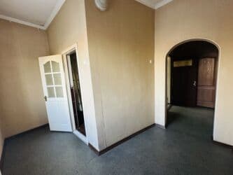 долгосрочная аренда дома: 700 м², 11 комнат, Забор, огорожен, Бассейн, Парковка — 16