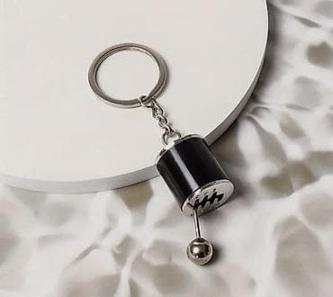 Брелок в виде рычага переключения передач. Выполнен в черном и