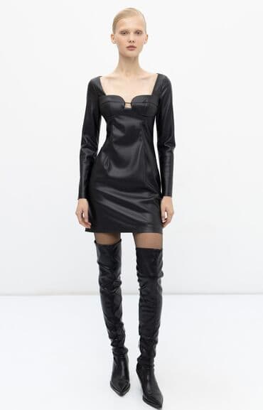 черное гипюровое платье с открытой спиной: Платье мини из искусственной кожи со стилизованным под бюстье вырезом — 2