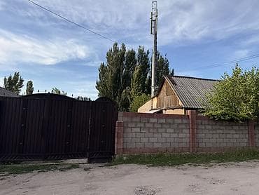 Дом с участком и садом - Жилой дом с высоким забором и распашными