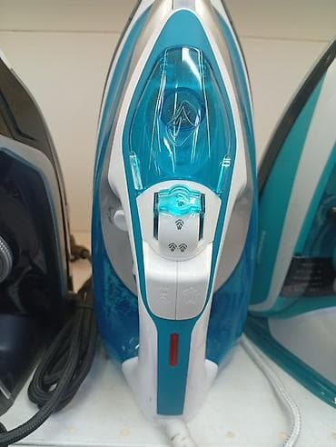 Паровой утюг с пароувлажнением и вертикальным отпариванием