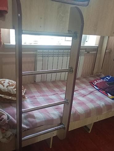 одна спалка кравать: Двухъярусная кровать в светлом древесном оттенке. - Два спальных — 1