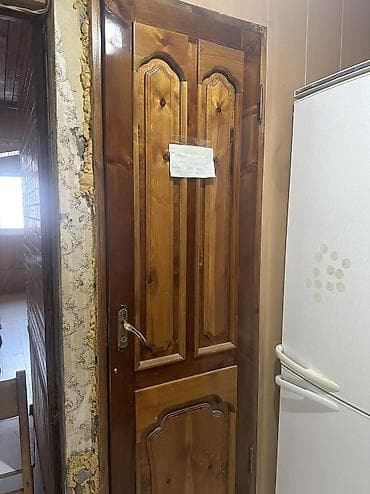 Деревянные двери в отличном состоянии с коробкой и ручками Есть мини