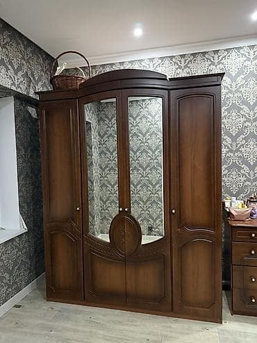 Спальный гарнитур в классическом стиле, древесный оттенок орех