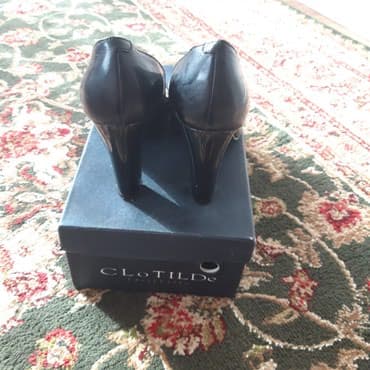 кожанные туфли: Продаю туфли кожаные одевала один раз размер 36-37 тел — 3