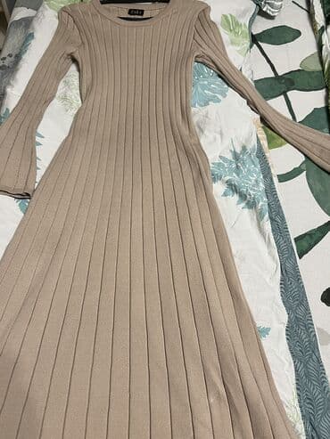 zara зара: Платье ZARA в рубчик, трикотажное, бежевого (нюдового) цвета. - Фасон — 2