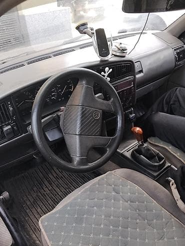 Унаа сатуу: Volkswagen Passat: 1989 г., 1.8 л, Кол менен иштөөчү, Бензин, Седан — 4