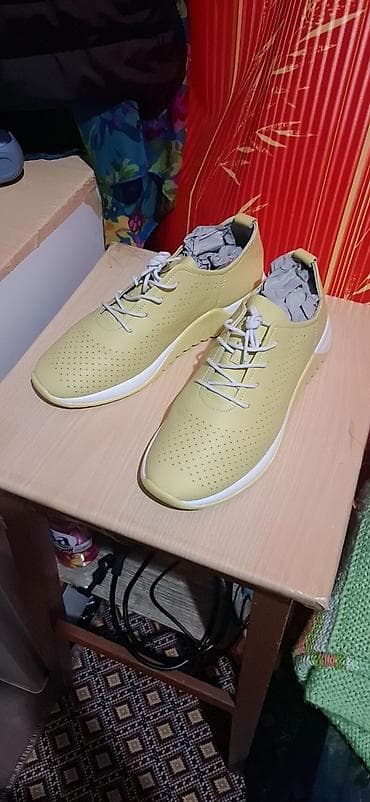 Сапоги: Женские кроссовки из натуральной кожи в отличном состоянии. Размер не — 3