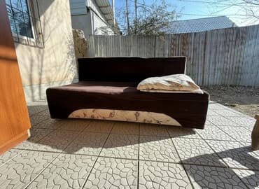 диван италия: Двуспальная кровать, Б/у, С мягкой обивкой, длина - 200 см — 1