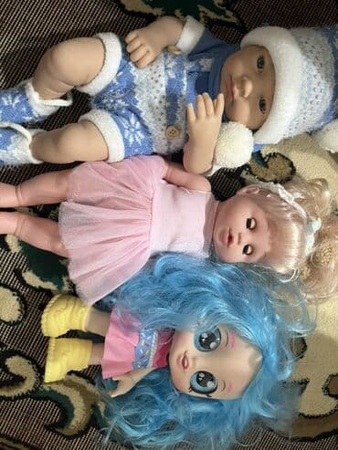 - Кукла-младенец в зимнем вязаном комплекте: шапочка с помпоном