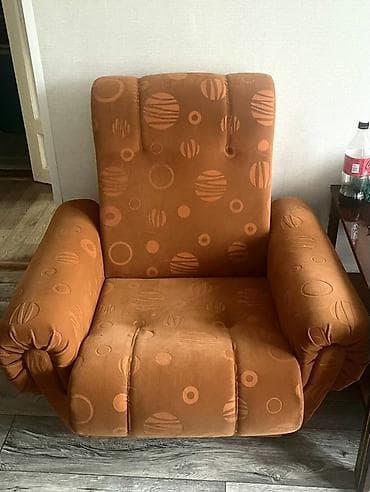 придиванный столик: Мягкие кресла в комплекте (2 шт.) и стол (в подарок. Самовывоз — 2