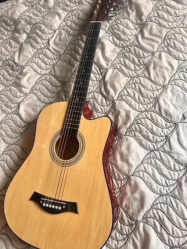 Акустическая гитара с вырезом (cutaway), размер дредноут