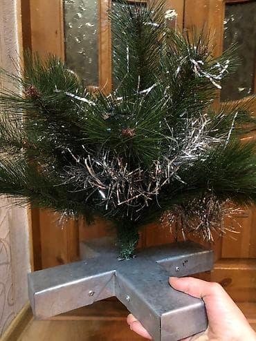 small table: Продаю маленькую новогоднюю елку Высота 40 см Хорошее состояние — 5