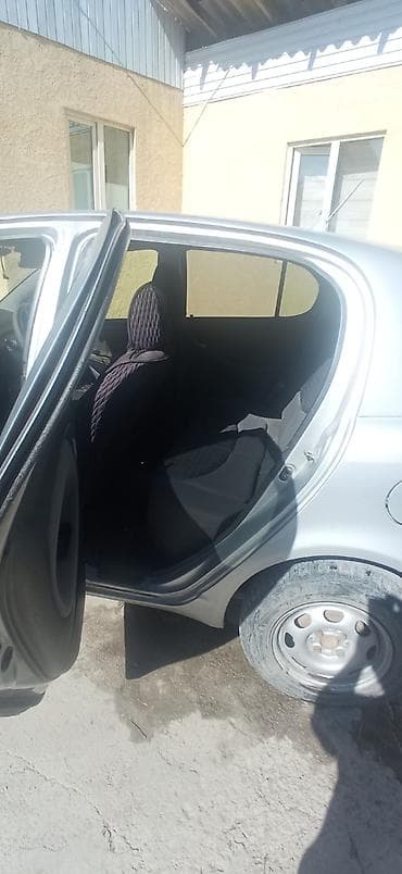 Toyota Vitz: 2003 г., 1.3 л, Механика, Бензин, Хэтчбэк — 8