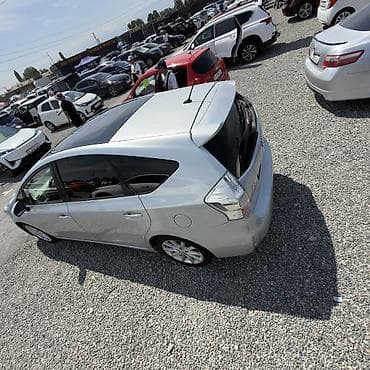 Toyota Prius V: 2015 г., 1.8 л, Автомат, Гибрид, Универсал