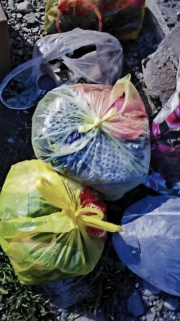 Отдам жаром подушки из куриных перьев и женскую одежду. звоните — 2