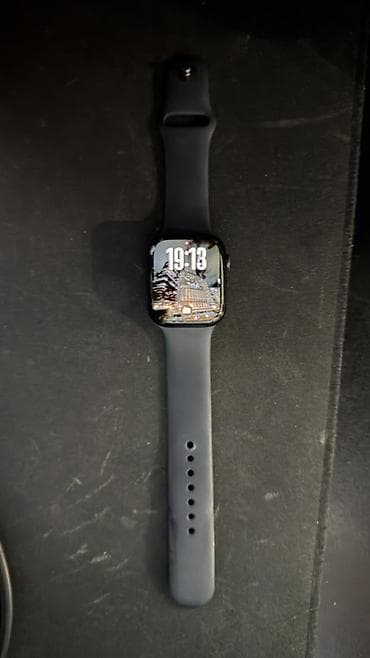 Смарт‑часы Apple Watch 9 series с прямоугольным сенсорным дисплеем и