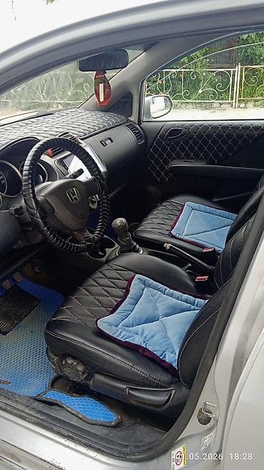 Транспорт: Honda Jazz: 2007 г., 1.3 л, Кол менен иштөөчү, Бензин, Хетчбек — 5