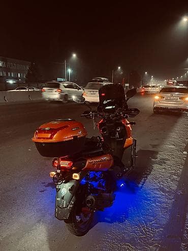 Кумурска мотороллер: Скутер/макси-скутер кастом в ярком оранжевом цвете с богатым тюнингом — 4