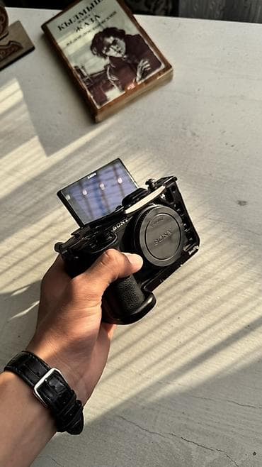 memory stick: Беззеркальная камера Sony A6600 в защитной клетке +батарейка — 3