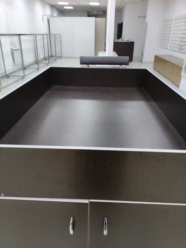 оборудование для бутика: Срочно срочно срочно Продается шкаф витрина коричневый 10000 (2шт) — 4