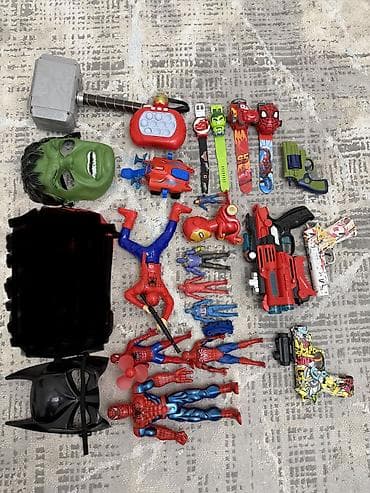 Игрушки человек паук и пистолеты 
Цена за все 800