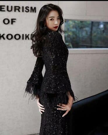 платье с пайетками большого размера: Черное вечернее платье с перьями
хорошо сидит по фигуре — 6