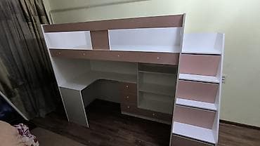 двухъярусная кровать и письменный стол: Кровать-чердак, выполненная в светлых тонах с розовыми вставками — 3