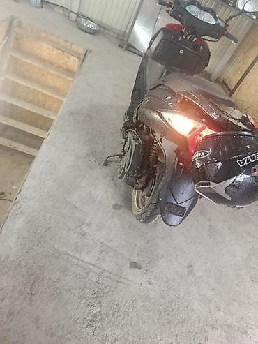 скутеры новый: Скутер Vento (-150 см³ по классу модели) в чёрном цвете. Особенности — 5