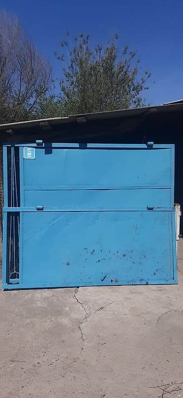 Распашные ворота: Металлические распашные ворота с калиткой, окрашены в синий цвет — 1