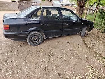 Volkswagen Passat: 1988 г., Седан — 4