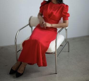 аренда платья: Красное платье макси длины. Стильная классика с современным акцентом — 2