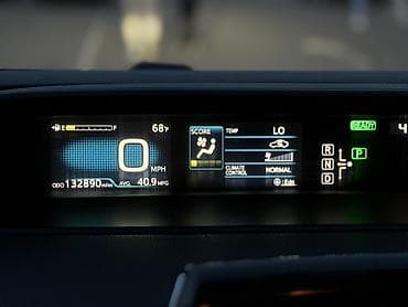 Toyota Prius: 2017 г., 1.8 л, Автомат, Гибрид, Хэтчбэк — 8
